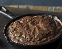 Não tem forno por perto? Este brownie cremoso feito na frigideira fica pronto em 10 minutos