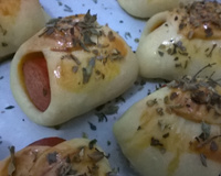 Enroladinho de salsicha assado fácil