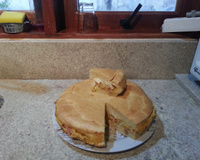 Torta salgada fácil com recheio de requeijão com calabresa