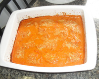 Filé de merluza rápida, com requeijão e molho de tomate