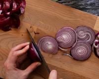 Adeus cheiro de mofo: 3 etapas (sem detergente!) para limpar tábua de cozinha de madeira do jeito certo