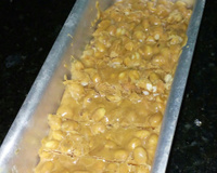 Pé de moleque de leite condensado