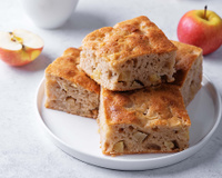 Nem farinha, nem açúcar, nem glúten: bolo de maçã com 4 ingredientes surpreende pelo sabor e textura