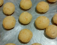 Pão de queijo de padaria (delicioso)