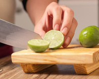 Se você tem a metade de um limão, você tem um tesouro: 8 maneiras de aproveitar o ingrediente no dia a dia