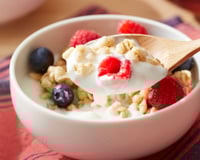 Nem todo mundo sabe, mas esse é o melhor horário para comer iogurte: momento do dia pode oferecer diferentes benefícios