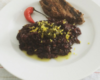 Risoto de arroz preto com molho de limão siciliano