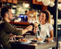 Nem tinto, nem rosé: pessoas que preferem vinho branco costumam ter essas 6 atitudes em comum, segundo a psicologia