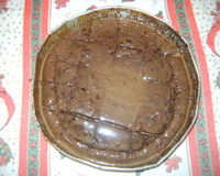 Bolo caseiro de chocolate com calda.