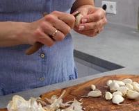 Com quantos anos você descobriu que dá para descascar alho em segundos com um truque simples?