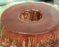 Essa receita de pudim de chocolate com calda de caramelo vai deixar suas tardes mais felizes!