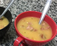 Sopa de mandioca com linguiça