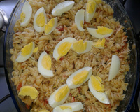 Macarrão parafuso ao molho de sardinha e ovos cozidos.