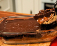 Snickers de travessa: a sobremesa irresistível que parece de confeitaria, mas é muito fácil de fazer