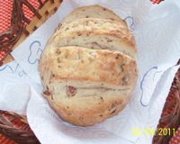 Pãozinho italiano caseiro com salame, azeitonas e ervas frescas