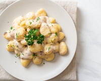 Nhoque com creme de queijos e ervas: receita fácil e cremosa que fica melhor que de qualquer restaurante