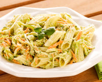 Salada de penne com pesto de rúcula