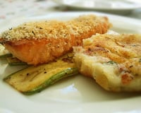 Salmão em crosta de ervas, sobre cama de legumes e bolacha de batata com bacon