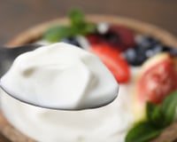 Iogurte grego é saudável? Veja o que olhar no rótulo antes de comprar para escolher melhor