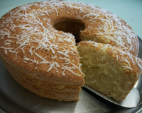 Bolo de mandioca com coco