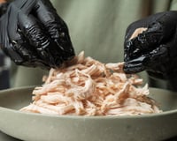 O frango desfiado que sempre faço pra semana: aprendi o passo a passo com uma nutricionista e agora sempre tenho pronto na geladeira e no freezer