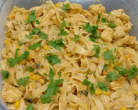 Macarrão com estrogonofe de frango rápido e fácil