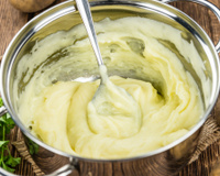 Usando "ouro líquido" para o melhor purê de batatas! É por isso que você nunca deve cozinhar batatas em água
