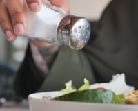 Neurocientista revela o que realmente acontece com seu cérebro quando você consome sal