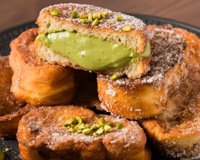 Rabanada com recheio de pistache escorrendo da fatia cortada