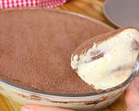 Esse tiramisu na travessa é uma perdição: o creme mais suave que eu já provei, já testei duas vezes e vou levar no Natal
