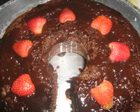 Bolo fácil de chocolate com pedacinhos de morango