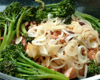 Salmão e brócolis ao molho de vinho e mel