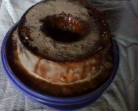 Bolo com cobertura de mingau com chocolate