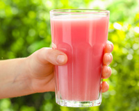 Esqueça a laranja: o suco dessa fruta tem 4 vezes mais vitamina C e é uma delícia