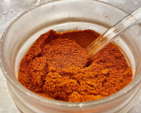 Há 11 anos compro páprica em loja conhecida de produtos naturais, mas descobri que o condimento é falsificado com um teste bem simples