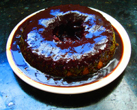 Bolo sem ovos com calda instantânea de chocolate