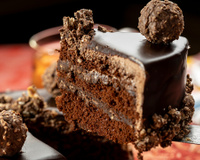 Esse bolo gelado de Ferrero Rocher vai conquistar todos! Receita fácil, cremosa e perfeita para quem ama chocolate e avelã