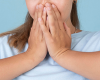 Nem sempre é falta de higiene! 6 doenças que podem estar por trás do mau hálito depois de comer