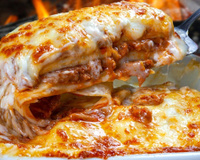 No Dia da Lasanha sempre faço essa receita cremosa da vovó: desaparece da travessa em minutos, não sobra nem uma lasquinha de queijo parmesão!