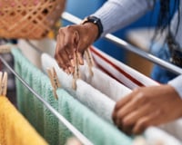Organize sua lavanderia com este varal de chão de 3 andares em oferta pela metade do preço