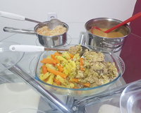 Peixe ao curry com legumes e pirão