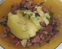 Batata e queijo com linguiça