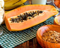 Nem granola, nem aveia: esse é o ingrediente que as pessoas estão adicionando ao mamão para ajudar o intestino e reduzir inflamações