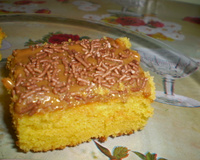 Bolo de cenoura com cobertura de doce de leite