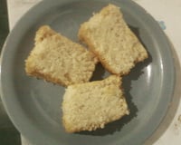 Bolo branco com calda de chocolate sem ovo