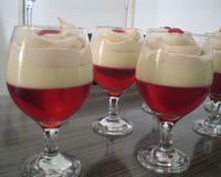 Taças de gelatina com creme e chantily
