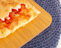 Essa receita transforma massa de pastel em um lanche fácil e tão gostoso que você nunca mais vai querer fazer de outra forma