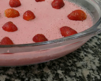 Gelatina cremosa com morangos