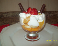 Salada de frutas com chantilly