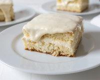 Bolo de chocolate branco proteico: sobremesa saudável, livre de glúten e com poucas calorias para aproveitar sem sair da dieta!